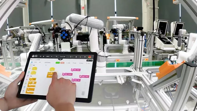 Operario programando un Dobot Nova por bloques desde una tablet