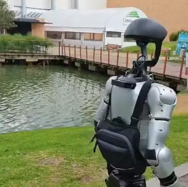 Robot de servicio humanoide Unitree G1 patrullando un centro empresarial en Chía, Colombia