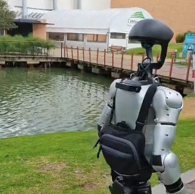 Robot de servicio humanoide Unitree G1 patrullando un centro empresarial en Chía, Colombia