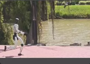Robot humanoide Unitree G1 caminando en los jardines de la Universidad de La Sabana (Unisabana)