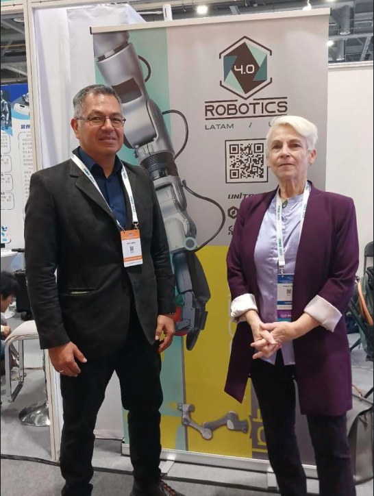Mario Arbulú, CEO de Robotics 4.0, junto a Andra Keay en IROS 2025, Hangzhou, China