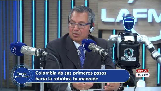Mario Arbulú, CEO de Robotics 4.0, entrevistado en el estudio de La FM junto a un Unitree G1