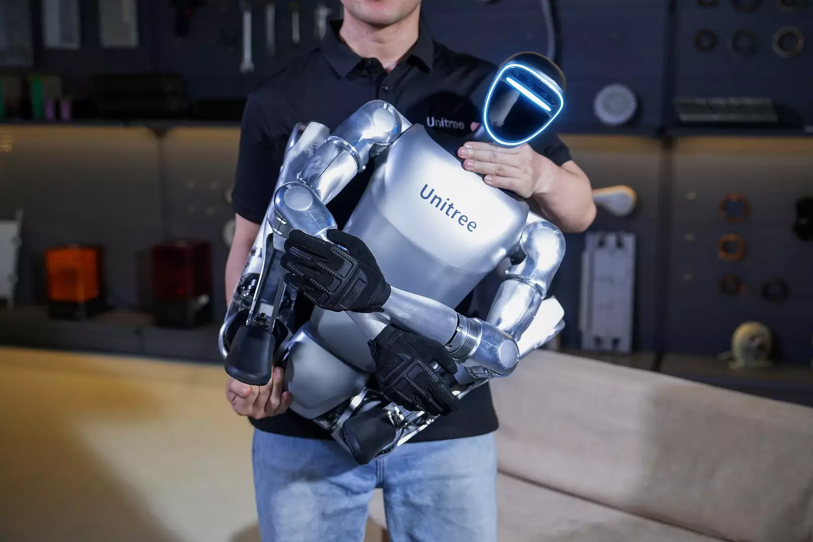 Ingeniero de Robotics 4.0 cargando un Unitree G1