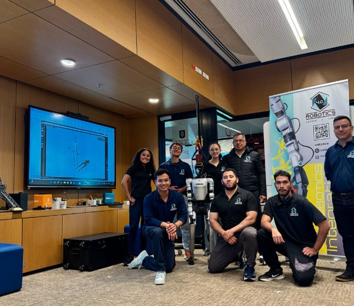 Equipo técnico de Robotics 4.0 junto al robot humanoide Unitree G1 al cierre del entrenamiento en la Universidad de La Sabana