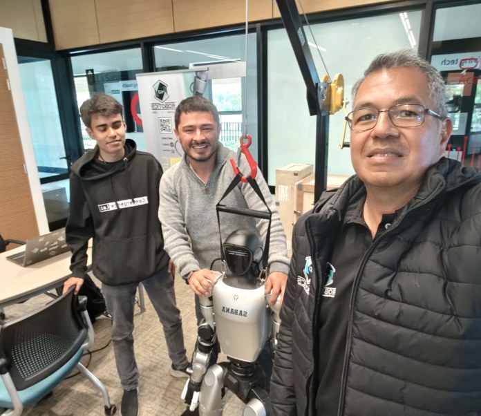 El humanoide Unitree G1 de la Universidad de La Sabana durante una sesión de calibración con el equipo técnico de Robotics 4.0