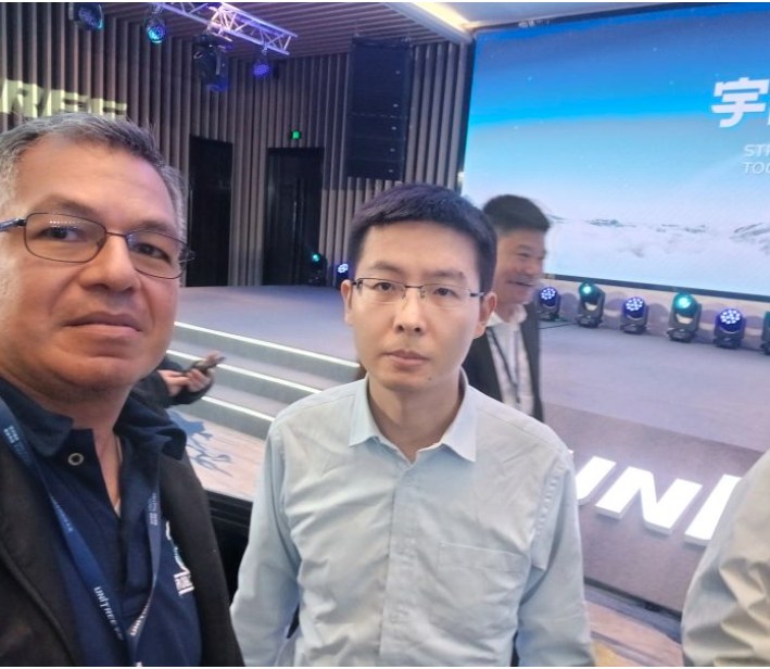 Mario Arbulú, CEO de Robotics 4.0, junto a Wang Xingxing, CEO de Unitree Robotics, en la Unitree Global Partners Conference en Hangzhou, China