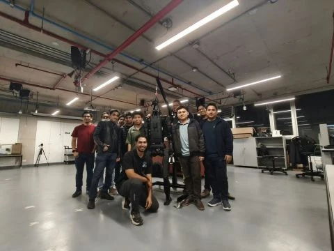 Participantes del entrenamiento junto al Unitree H1-2 en el laboratorio de la UTEC