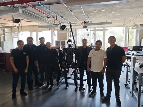 Equipo de Robotics 4.0 y de la UTEC en el laboratorio con el humanoide H1-2