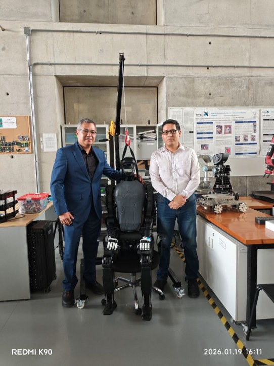 Mario Arbulú, CEO de Robotics 4.0, junto al equipo de UTEC en su laboratorio de robótica en Perú