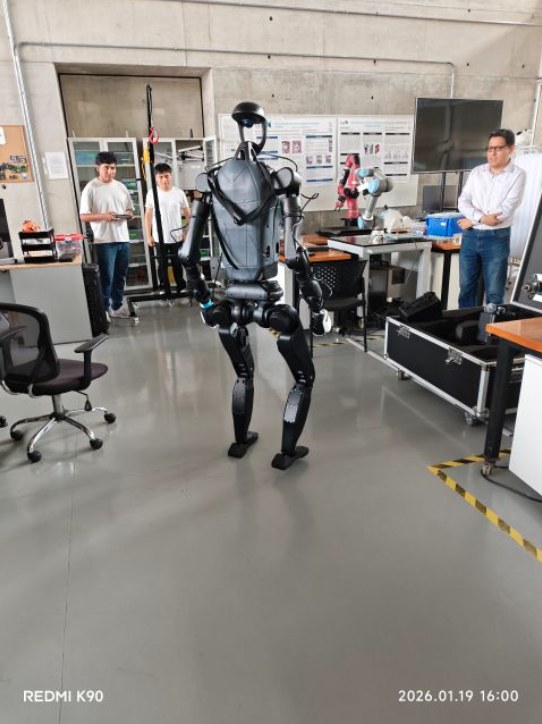 Robot humanoide Unitree H1-2 en el laboratorio de la Universidad de Ingeniería y Tecnología (UTEC) en Perú