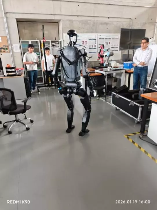 Robot humanoide Unitree H1-2 en el laboratorio de la Universidad de Ingeniería y Tecnología (UTEC) en Perú
